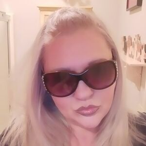 Meet your Posher, Nowana